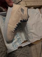 Nike WMNS AIR JORDAN 1 MID SE SANDDRIFT/SAIL-MIDNIGHT NAVY, Enlèvement, Neuf, Sneakers et Baskets