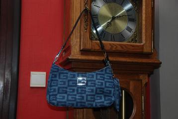 Sac à mains Pochette et porte monnaie"GUESS" tissu bleu NEUF disponible aux enchères