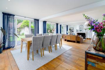 Mooie eettafel met zichtbaar hout beschikbaar voor biedingen