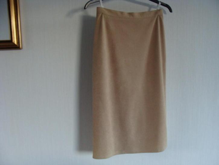 Jupe beige doublée, genre peau de pêche, taille 36/38, Kleding | Dames, Rokken, Zo goed als nieuw, Beige, Onder de knie, Ophalen of Verzenden