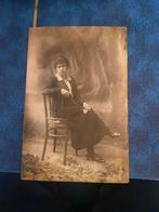 zeer oude foto dame in stoel ca 1900, Ophalen of Verzenden, Voor 1940, Overige onderwerpen, Foto