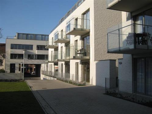 Emplacement de parking intérieur fermé avec badge d'entrée e, Immo, Garages en Parkeerplaatsen, Brussel