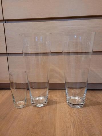 Twee grote decoratieve vazen  beschikbaar voor biedingen