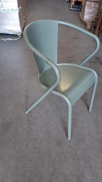 68 terras stoelen ORGINEEL VEDETT inclusief tafels vintage beschikbaar voor biedingen