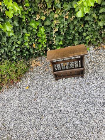 Oud krantentafeltje (45cmx23cx45cm) beschikbaar voor biedingen