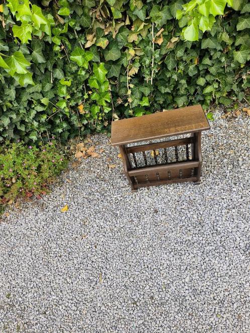 Oud krantentafeltje (45cmx23cx45cm), Huis en Inrichting, Woonaccessoires | Krantenbakken en Lectuurbakken, Gebruikt, Ophalen