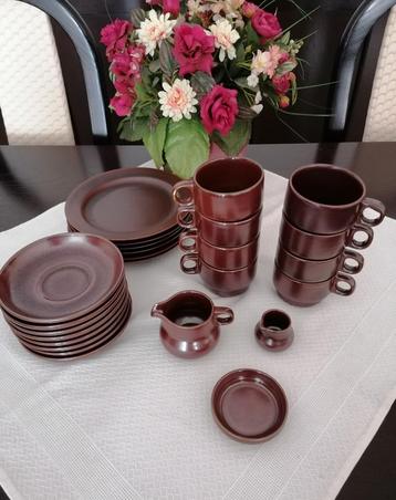 Koffieset uit de jaren 70, melkkan en 6 borden  beschikbaar voor biedingen