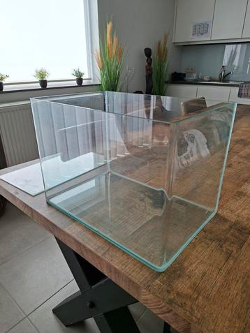 Aquarium met toebehoren  beschikbaar voor biedingen