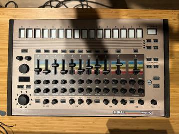 Roland TR-8 met vintage overlay & custom made stand