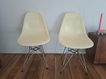 2 stoelen disponible aux enchères