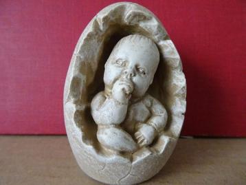 Vintage polystone beeld beeldje Baby in ei 7cm unicum 1980 beschikbaar voor biedingen