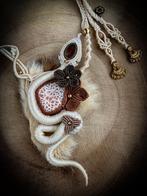 Unieke micro macrame ketting met edelstenen, Handtassen en Accessoires, Kettingen, Beige, Nieuw, Ophalen of Verzenden, Met edelsteen