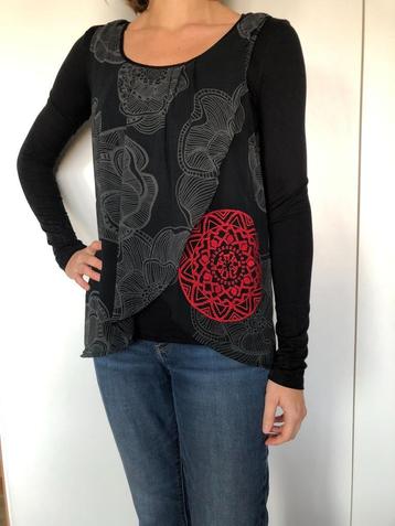 Blouse Desigual noire à motif floral et broderie rouge beschikbaar voor biedingen
