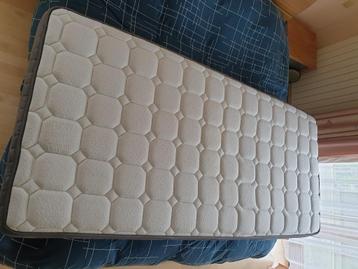 Matelas à mémoire de forme ( 200 x 90 x 30 )  disponible aux enchères