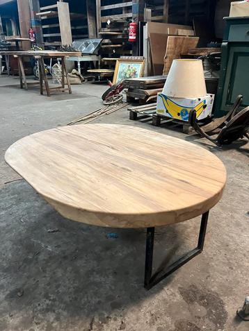 Salon tafel beschikbaar voor biedingen