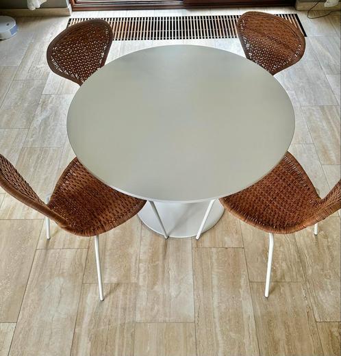 Ronde witte tafel + 4 rotan stoelen - set in goede staat, Huis en Inrichting, Tafels | Eettafels, Gebruikt, Vier personen, Rond