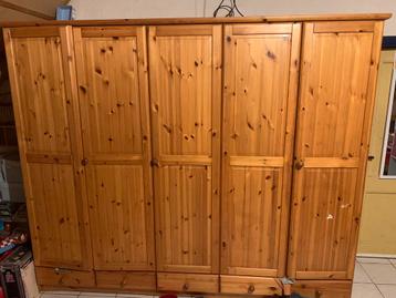 Grote houten kast beschikbaar voor biedingen