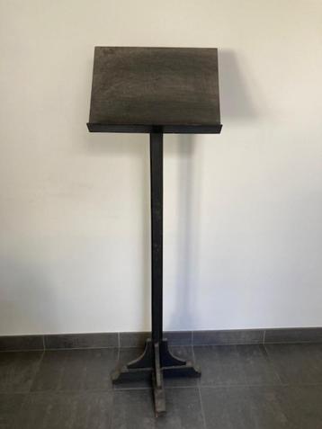  	 Grote lezenaar boekenstaander voor Evangeliarium (1m51cm) beschikbaar voor biedingen