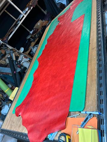 Rode kleur leer lap 1.5 mm dikte stug en glad R-1 beschikbaar voor biedingen