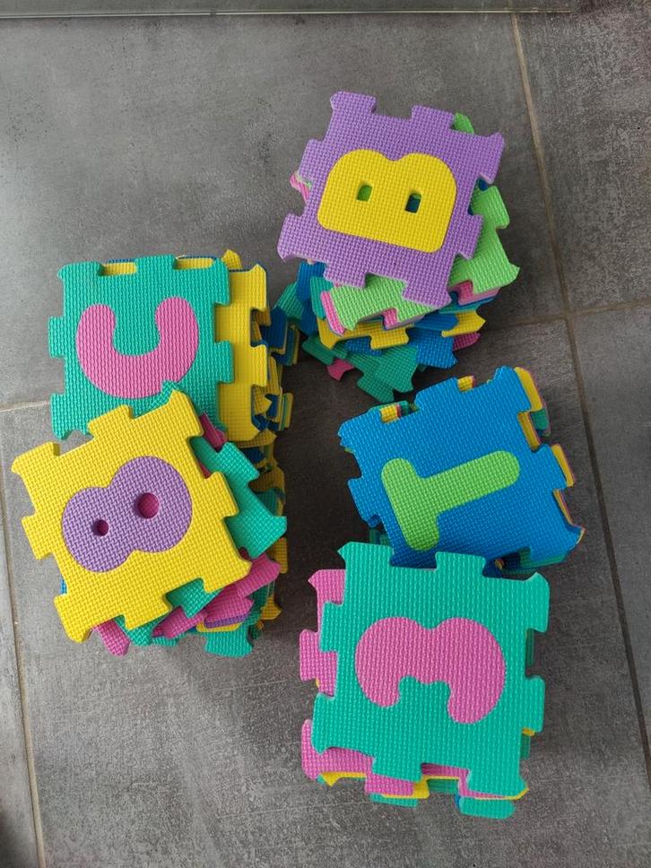 Tapis puzzle de dalles en mousse - chiffres et alphabet, Enfants & Bébés, Jouets | Éducatifs & Créatifs, Comme neuf, Enlèvement