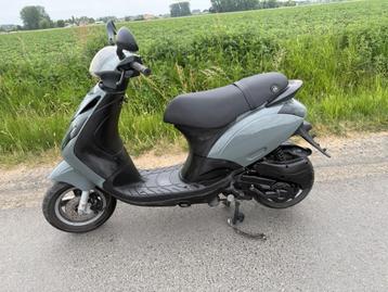 zip piaggio 25 km  - A klasse , goede staat, Fietsen en Brommers, Scooters | Piaggio, Gebruikt, Zip, Klasse A (25 km/u), Ophalen of Verzenden
