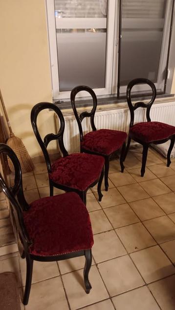 Antieke „stijlvolle” stoelen