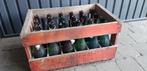 Oude houten bierbak met oude bierflessen, Ophalen