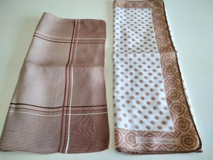 2 pochettes vintage en satin et coton Christian Fischbacker, Vêtements | Hommes, Bonnets, Écharpes & Gants, Comme neuf, Enlèvement ou Envoi