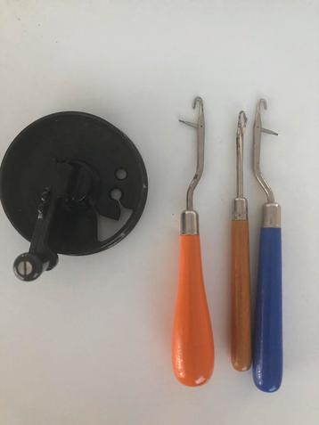 Haken en machientje vr smyrnatapijten te maken. beschikbaar voor biedingen