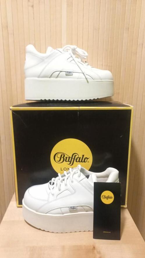 Buffalo sleehak met plateauzool P. 38 nieuw, Kleding | Dames, Schoenen, Nieuw, Sneakers, Wit, Ophalen of Verzenden