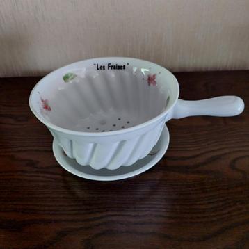 Origineel porselein wit vergiet "Les Fraises"  beschikbaar voor biedingen