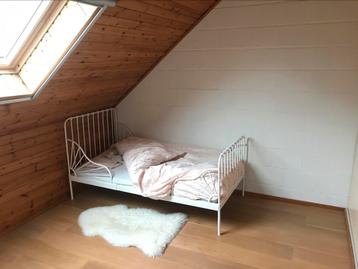 Romantisch wit meegroeibedje (incl. Meegroeimatras) beschikbaar voor biedingen