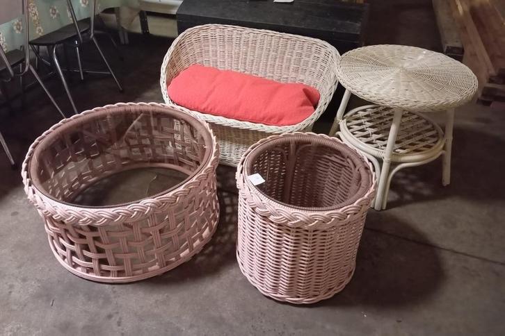 rieten zitbank + 3 rieten salontafels (2 met gefumeerd glas), Huis en Inrichting, Overige Huis en Inrichting, Ophalen