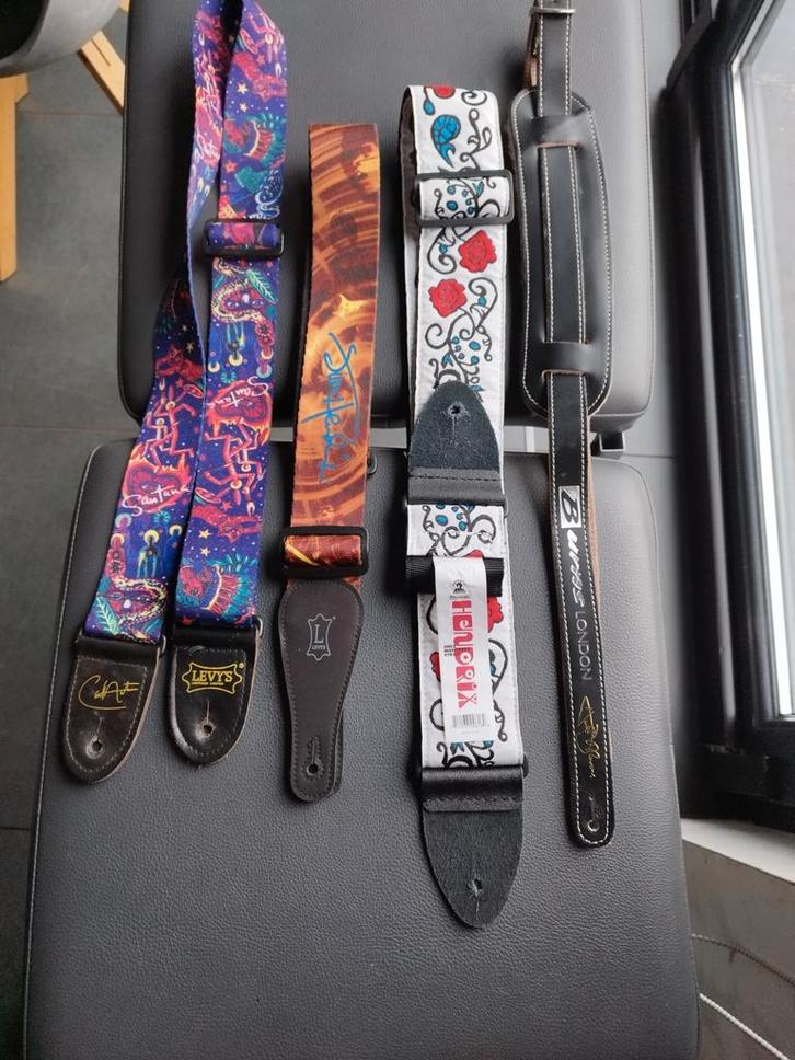 4 sangles signature 2 hendrix/1 burns marvin/1carlos Santana, Musique & Instruments, Instruments | Accessoires, Enlèvement ou Envoi