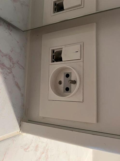 Gezocht: Klikschakelaar + stopcontact module, Doe-het-zelf en Bouw, Elektriciteit en Kabels, Gebruikt, Stopcontact, Ophalen
