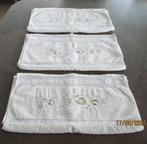 3 witte handdoeken met bovenaan geborduurde bloempjes, Ophalen of Verzenden, Zo goed als nieuw, Wit, Handdoek