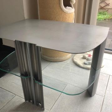 tv meubel in goede staat beschikbaar voor biedingen