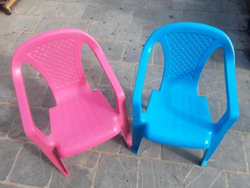 2 kinderstoeltjes  beschikbaar voor biedingen