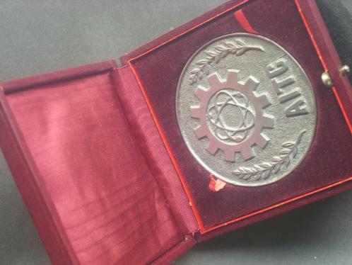 Médaille en écrin du cinquantenaire 1921-1971 AIT Charleroi, Timbres & Monnaies, Pièces & Médailles, Autres matériaux, Envoi