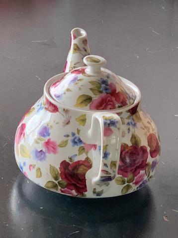 Engels theepotje met bloemen beschikbaar voor biedingen