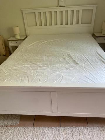 Bed en nachtkastjes beschikbaar voor biedingen