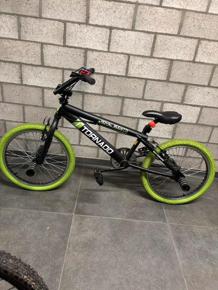 Freestyle BMX 20 Royal-Bugatti - mat zwart met groene banden, Fietsen en Brommers, Fietsen | Crossfietsen en BMX, Zo goed als nieuw