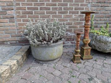 Vazen in steen beschikbaar voor biedingen