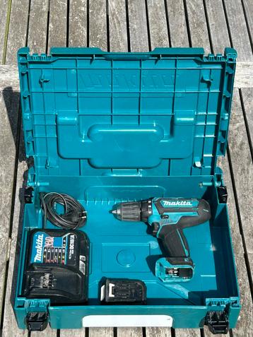 Schroefboormachine Makita met batterij en lader beschikbaar voor biedingen