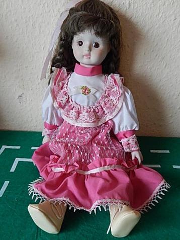 porseleinen pop  made by Amanda Kao beschikbaar voor biedingen