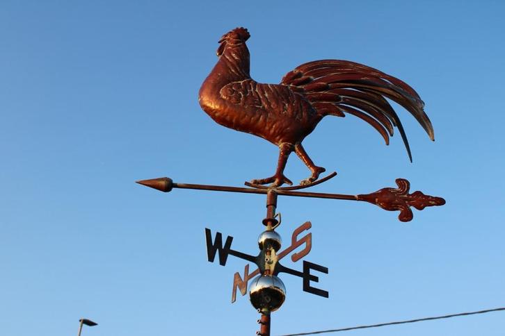 girouette en fer forgé couleurs un coq avec relief ., Jardin & Terrasse, Girouettes & Moulins à vent, Neuf, Enlèvement