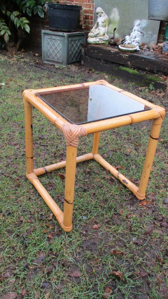 Klein rotan bijzettafeltje, Maison & Meubles, Tables | Tables d'appoint, Comme neuf, Carré, Autres matériaux, Enlèvement