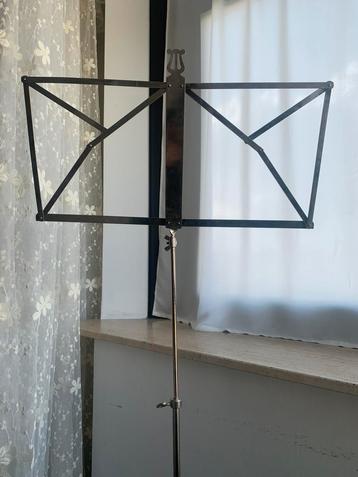 Partituur, lessenaar beschikbaar voor biedingen