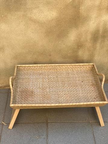 Rotan dienblad op staander  beschikbaar voor biedingen