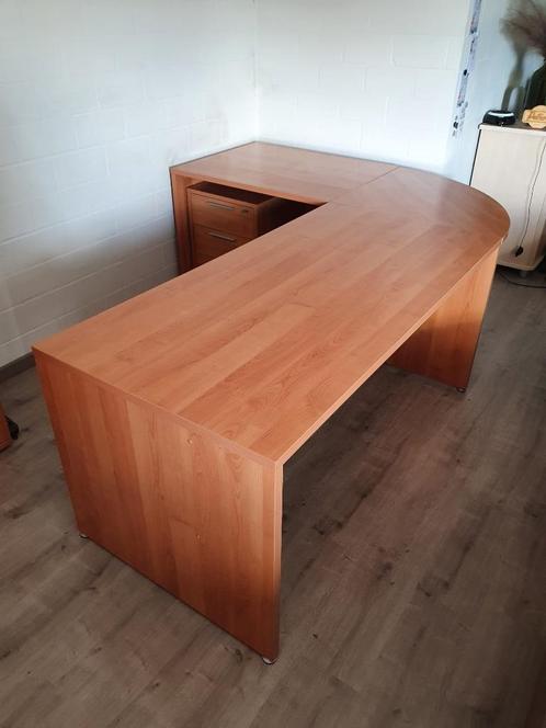 Grote kwalitatieve bureau met ruime kasten., Huis en Inrichting, Bureaus, Bureau, Ophalen of Verzenden